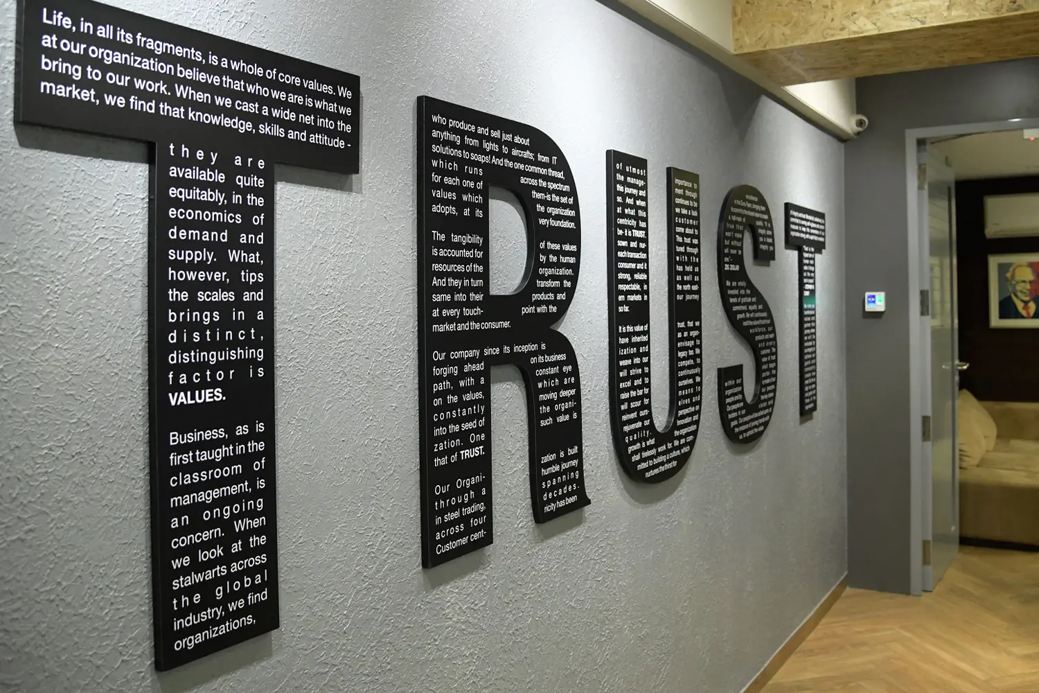 به نمایش گذاشتن برند با طراحی دفتر کار